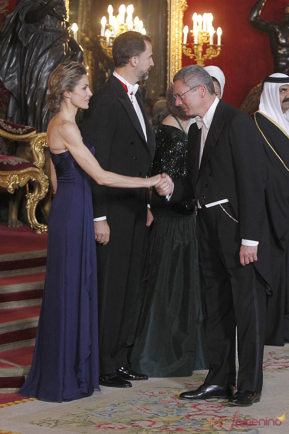 Alberto Ruiz Gallardón saluda a la Princesa Letizia en la cena de gala en honor al emir de Qatar