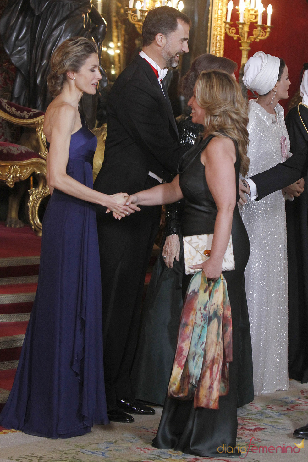 Trinidad Jiménez saluda a la Princesa Letizia en la cena de gala en honor al emir de Qatar