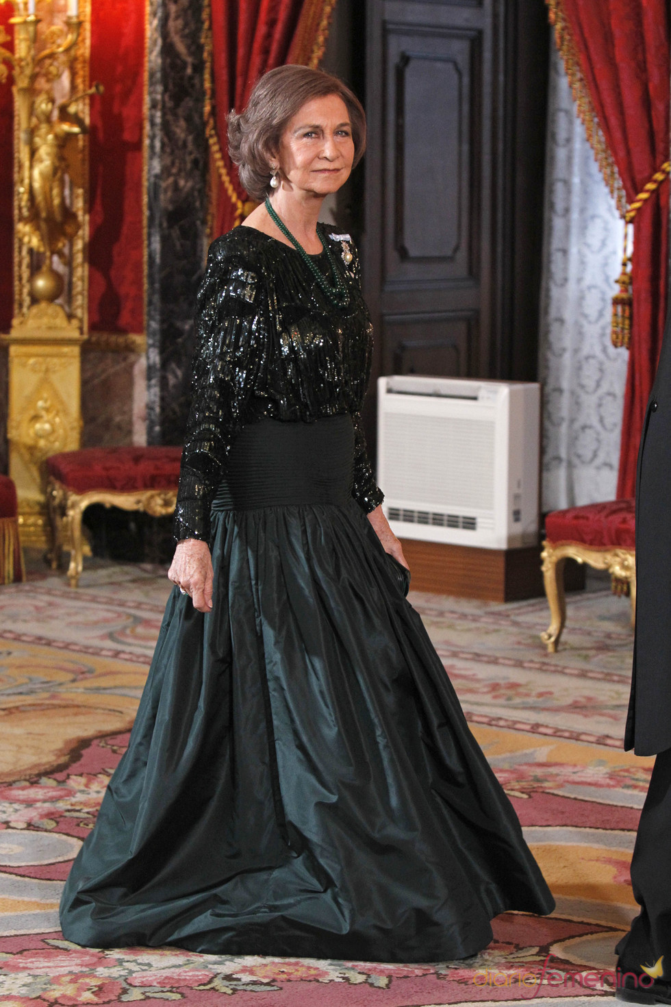 La Reina Sofía, muy elegante en la cena de gala en honor al emir de Qatar