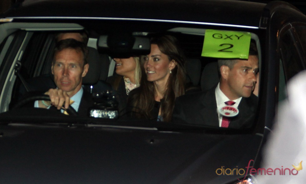 Kate Middleton en el coche a la salida de la Abadía de Westminster tras el ensayo general