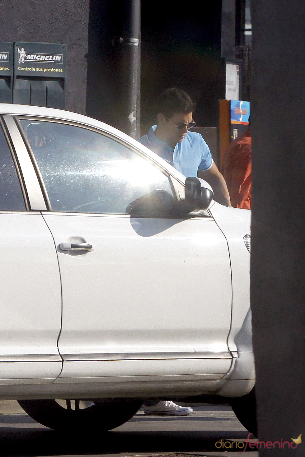 Mario Casas arregla su coche con un atuendo muy informal