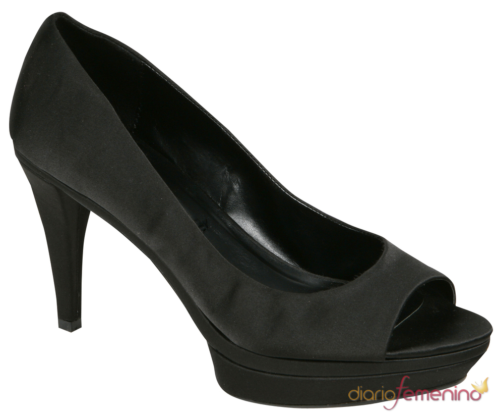 Zapato negro 'peep toe' de Lorena Carreras para la primavera/verano 2011