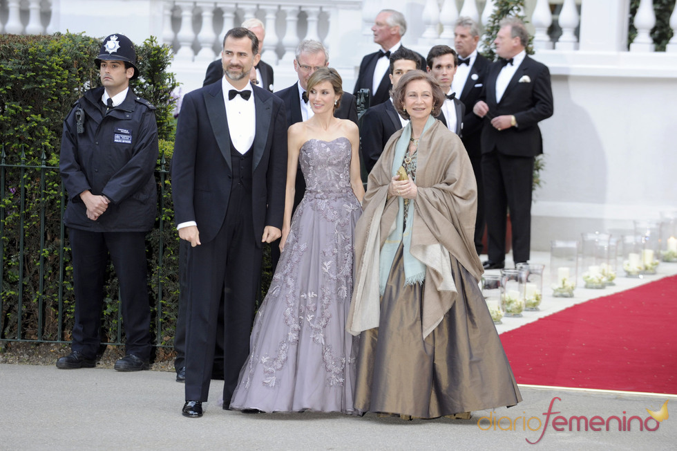 Los Príncipes Felipe y Letizia y la Reina Sofía en la cena pre-boda real de Inglaterra