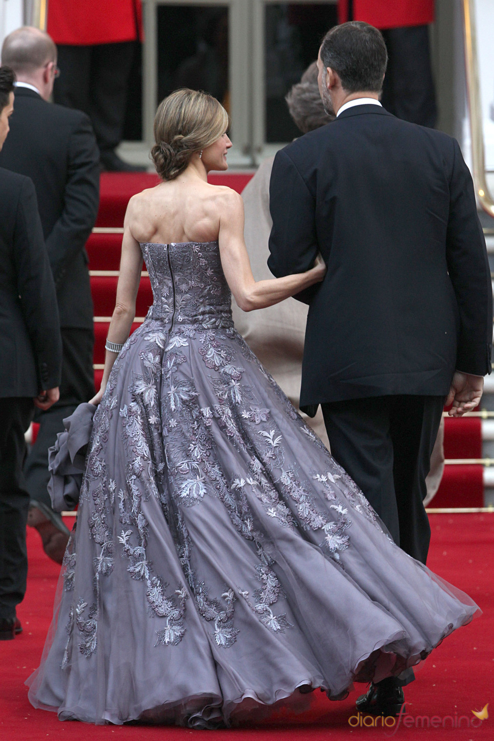 Parte trasera del vestido de la Princesa Letizia en la cena pre-boda real de Inglaterra