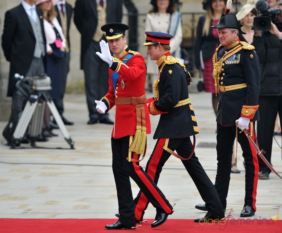 El Príncipe Guillermo llega junto a su hermano Enrique a la Abadía de Westminster