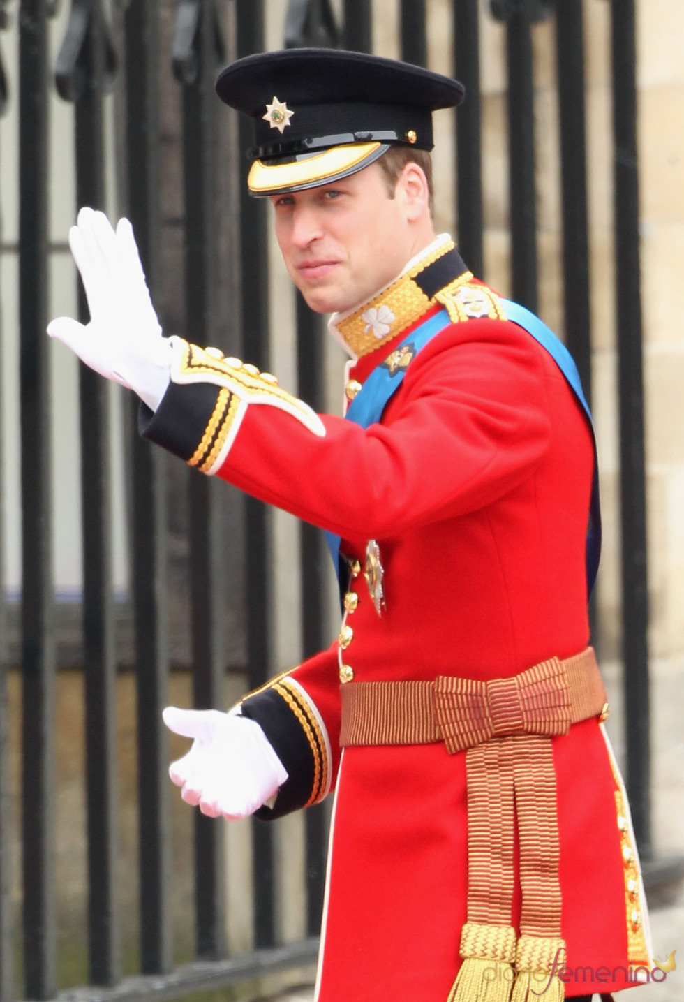 El Príncipe Guillermo de Inglaterra saluda a su llegada a la Abadía de Westminster