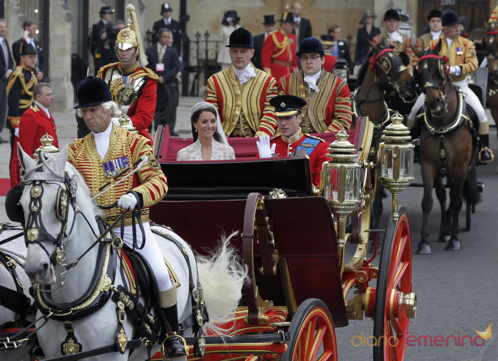 Guillermo de Inglaterra y Kate Middleton pasean en el coche de caballos