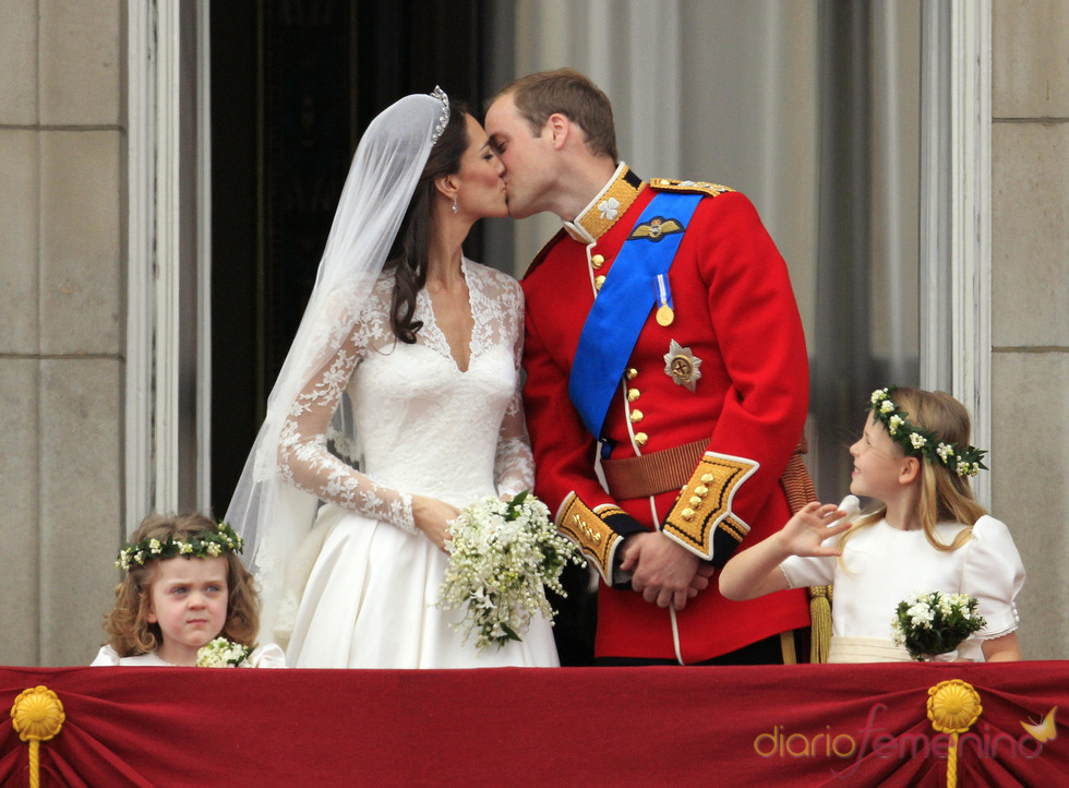 El beso de Guillermo de Inglaterra y Kate Middleton en el balcón de Buckingham