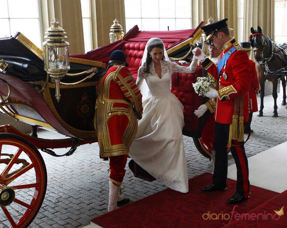 Guillermo de Inglaterra ayuda a Kate Middleton a bajarse del coche de caballos