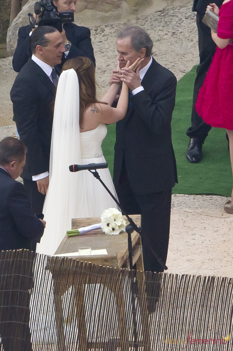 Junior felicita a Carmen Morales y Luis Guerra por su boda