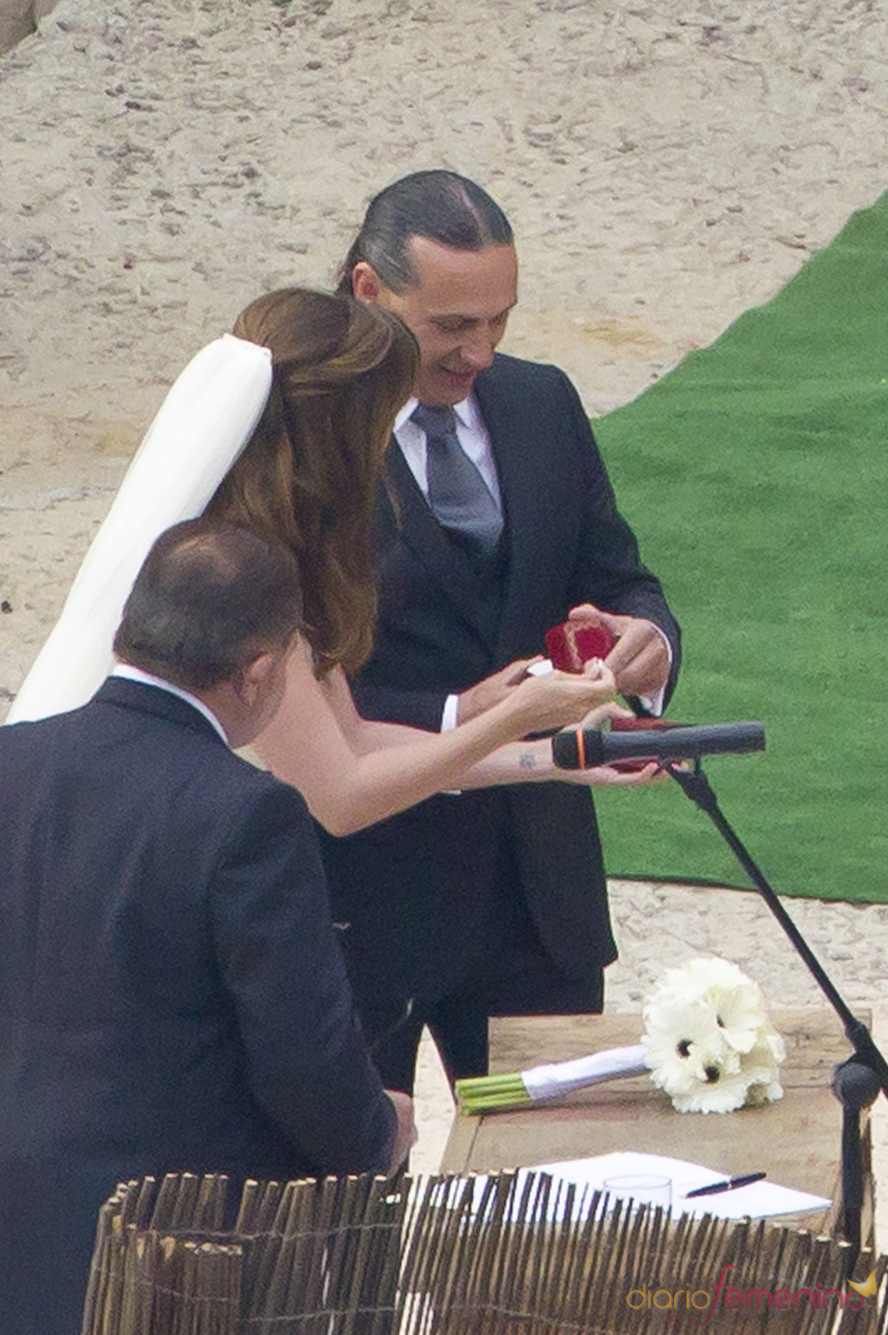 Carmen Morales y Luis Guerra se intercambian los anillos durante su boda