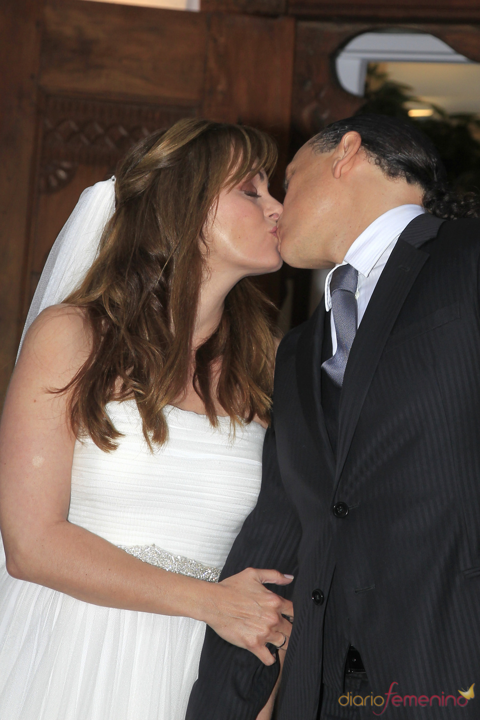 Carmen Morales y Luis Guerra sellan su boda con un beso