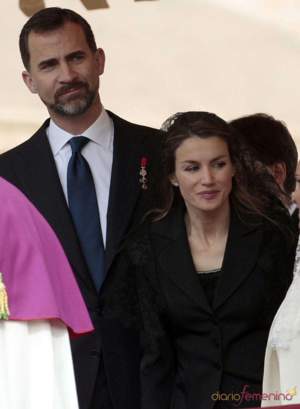 Beatificación de Juan Pablo II: La princesa Letizia y el príncipe Felipe, de tonos oscuros