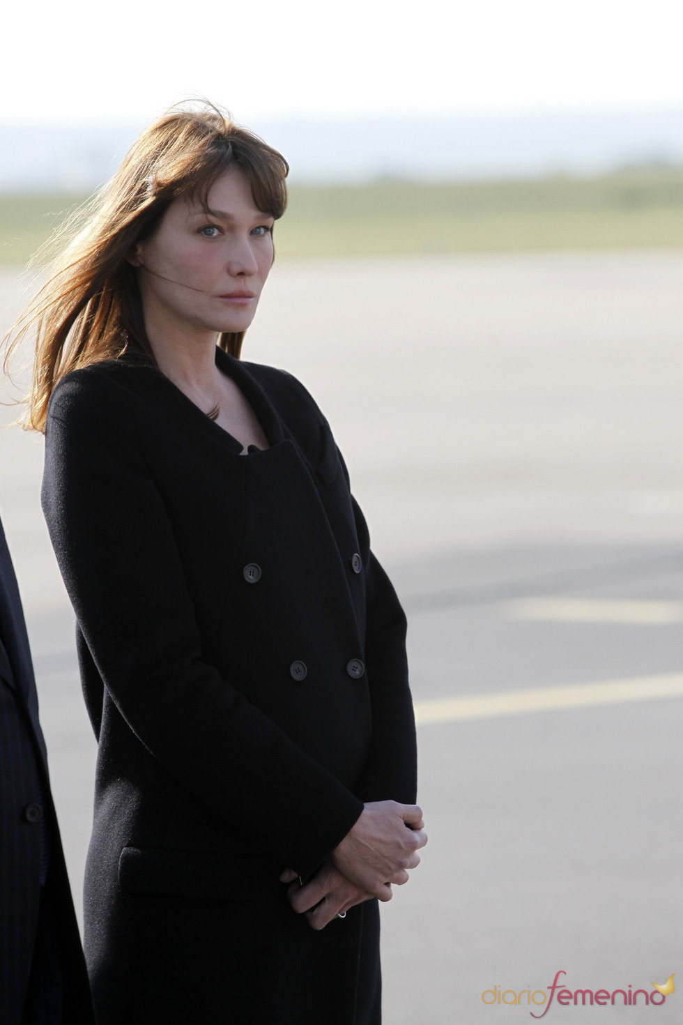 Carla Bruni con un abrigo negro, hace sospechar un posible embarazo