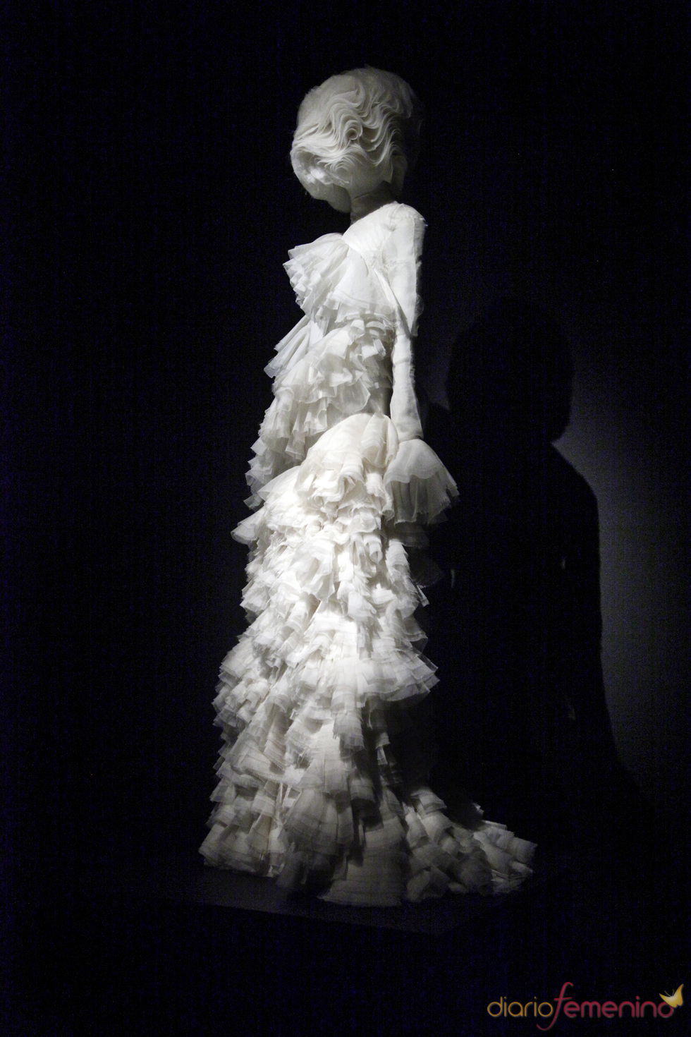 Un diseño de Alexander McQueen en la exposición 'Savage beauty'