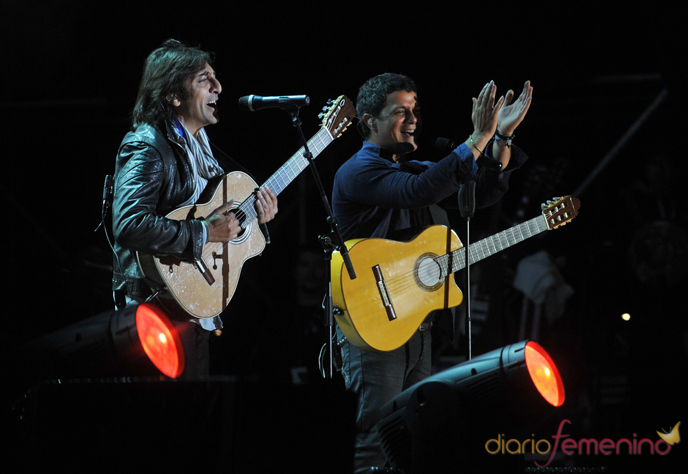 Alejandro Sanz y Antonio Carmona en el festival Voces Solidarias en Bogotá