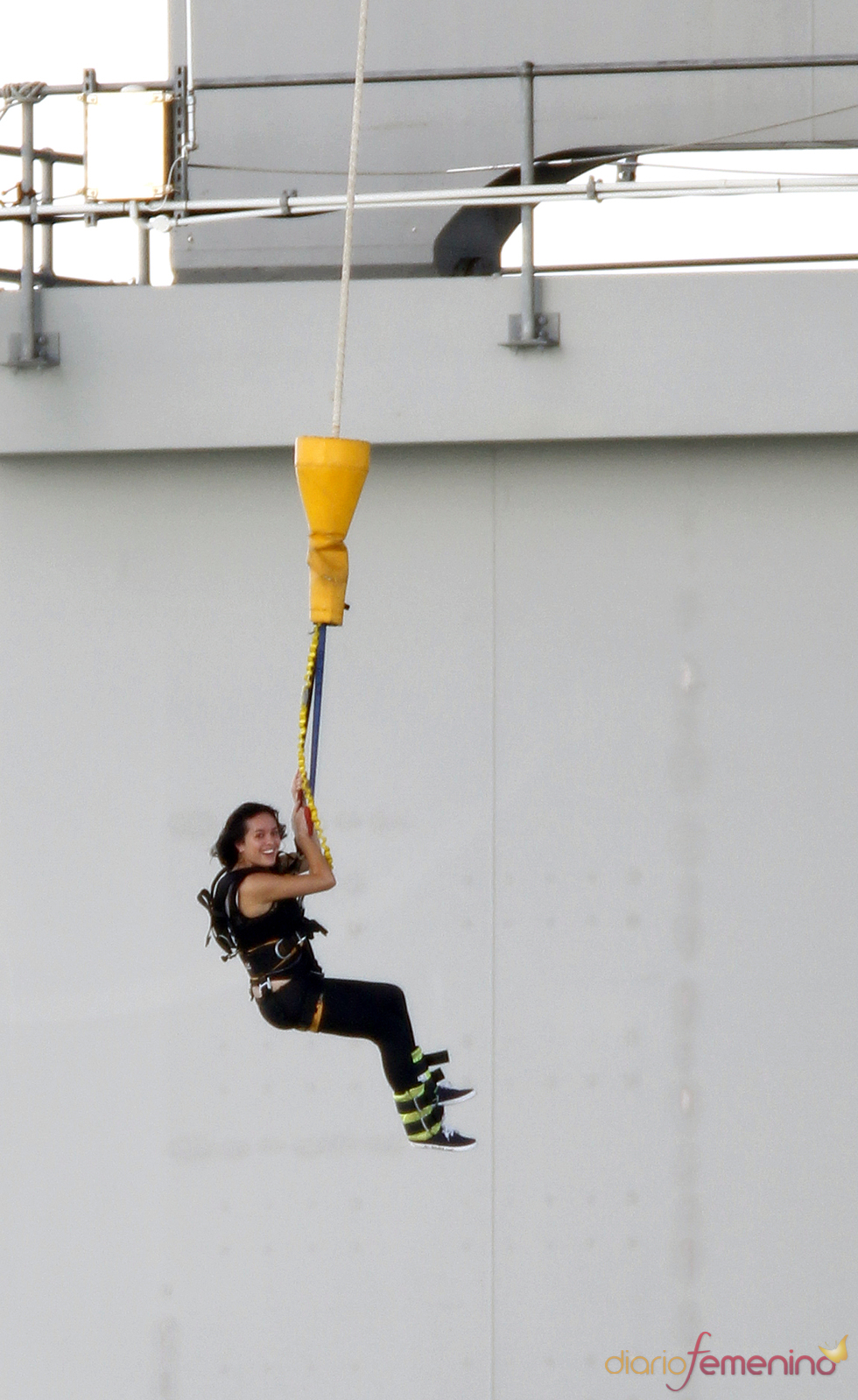 Katy Perry practicando puenting