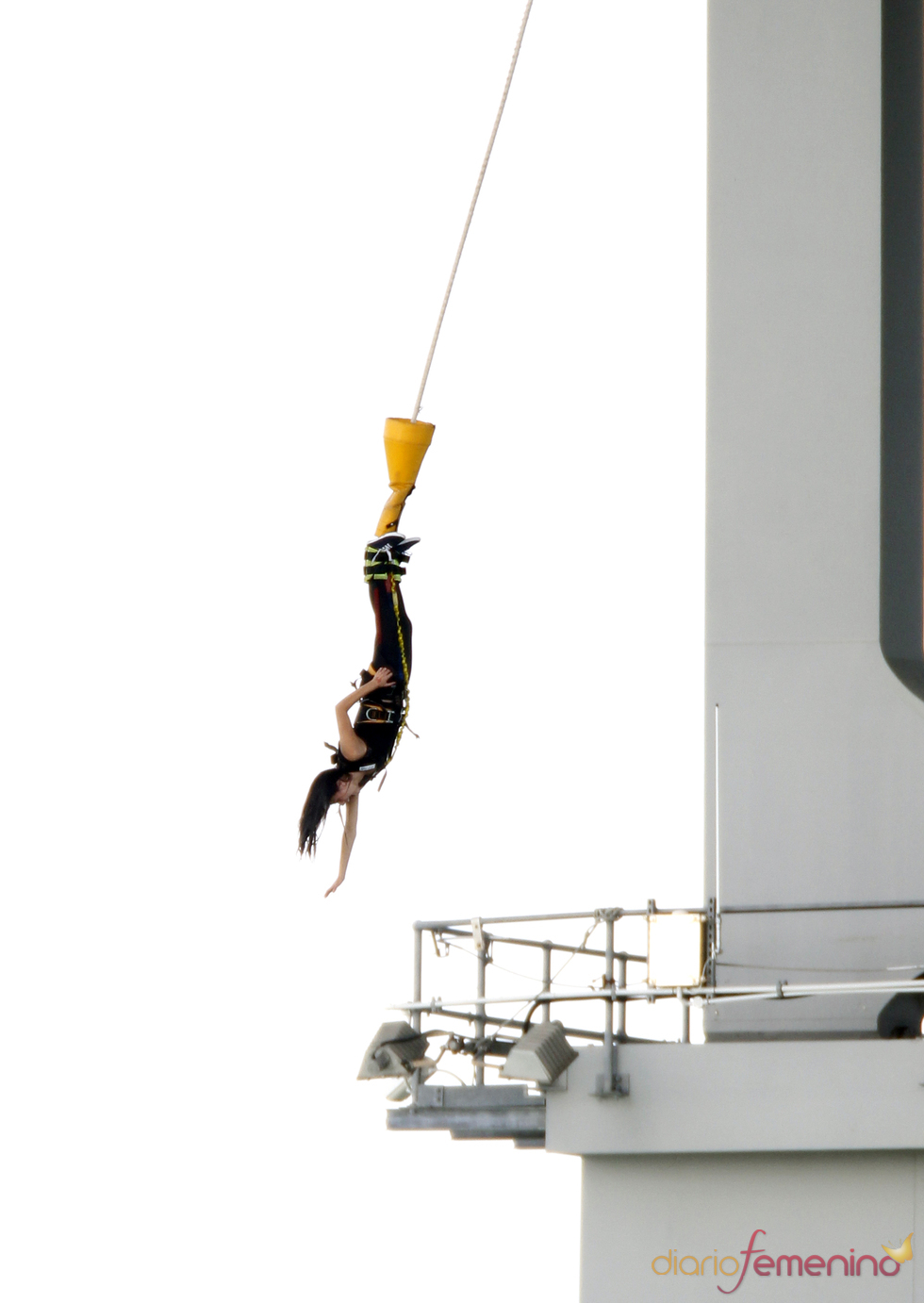 Katy Perry descarga adrenalina haciendo puenting