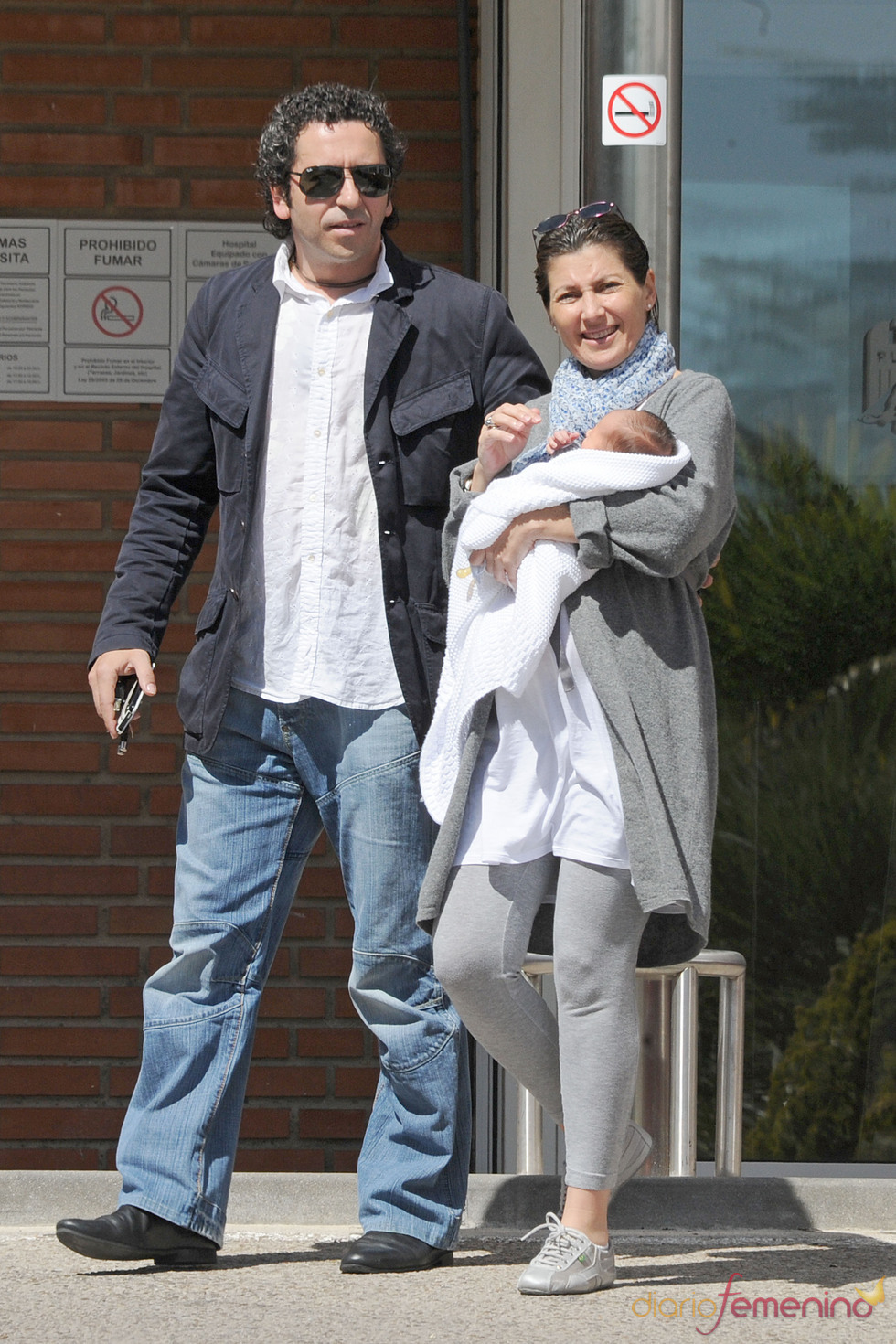 Sara Baras y su marido José Serrano presentan a su primer hijo, José