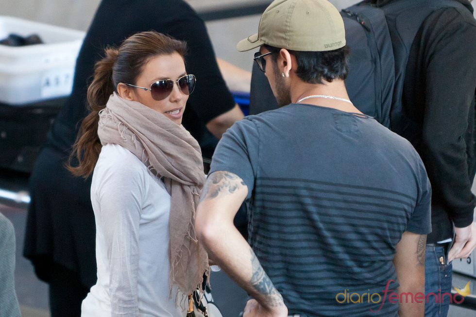 Eva Longoria y Eduardo Cruz en el aeropuerto de Los Ángeles