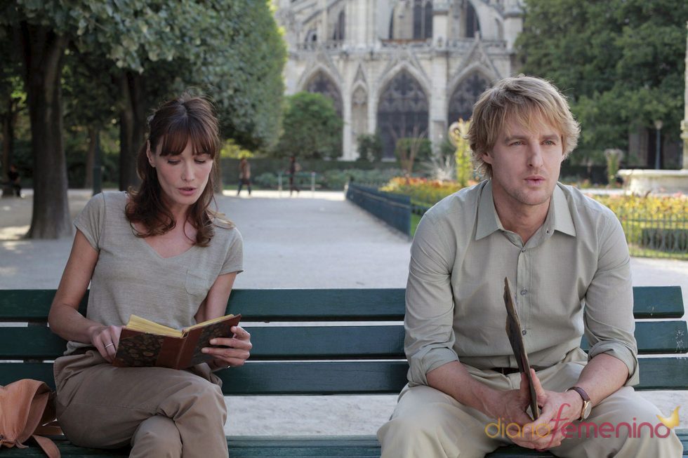 Owen Wilson y Carla Bruni en 'Medianoche en París'