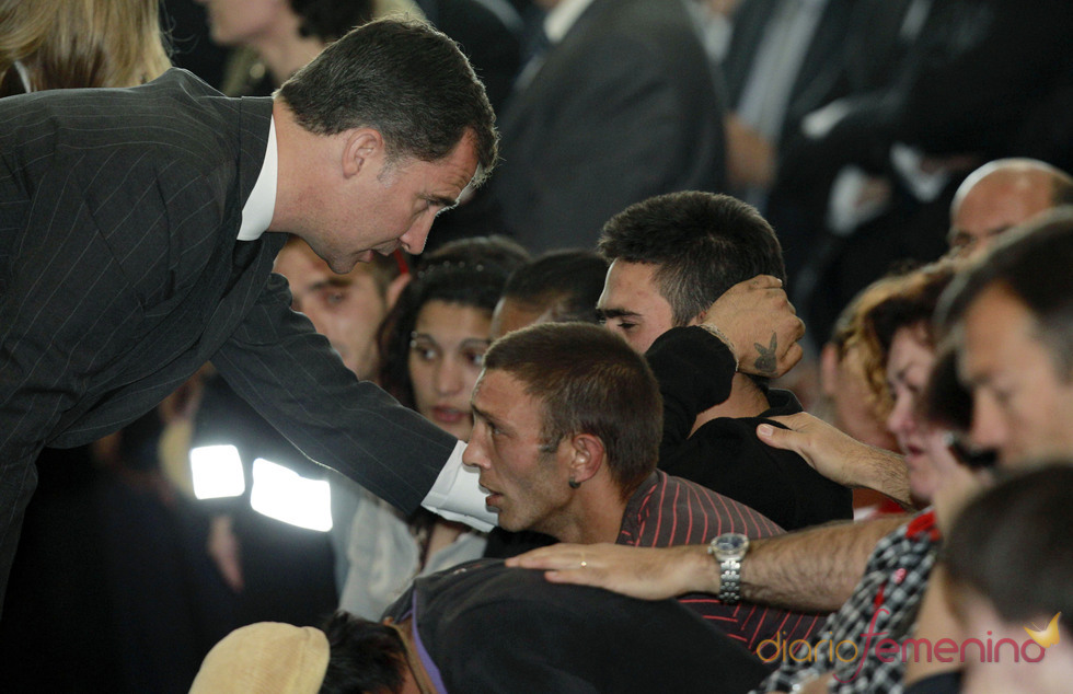 El Príncipe Felipe, en Lorca, con los familiares de las víctimas del terremoto