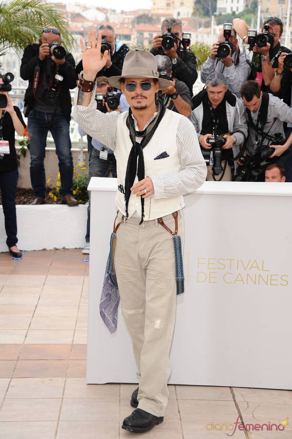 Johnny Depp posa a su llegada al Festival de Cine de Cannes 2011