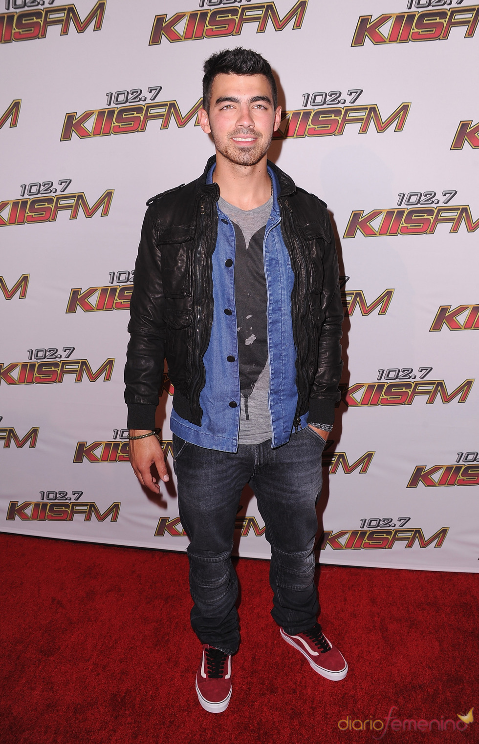 Joe Jonas posa a su llegada al concierto KIIS FM's 2011 Wango Tango