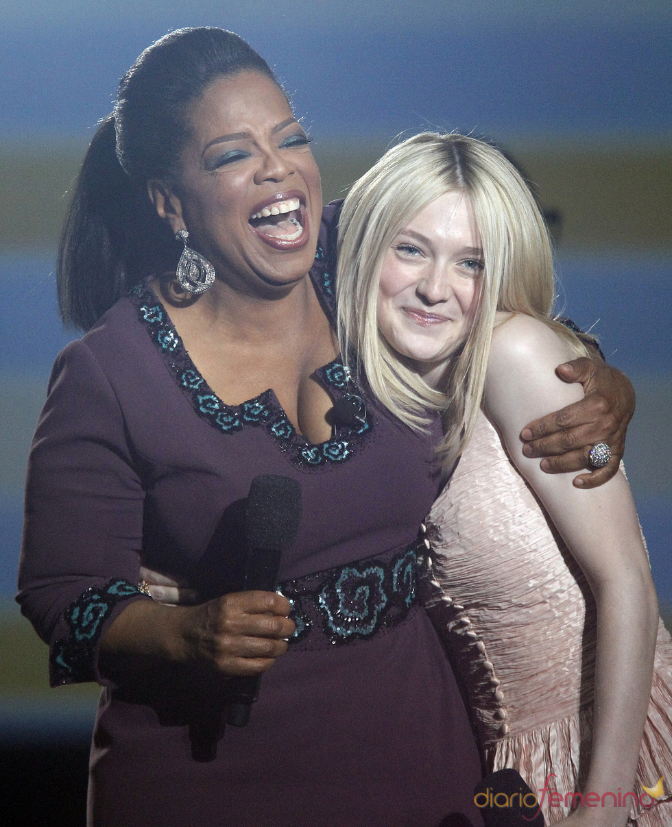Oprah Winfrey con Dakota Fanning en la grabación de su último show