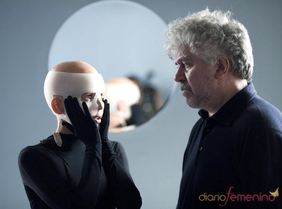 Pedro Almodóvar guía a Elena Anaya durante el rodaje de 'La piel que habito'