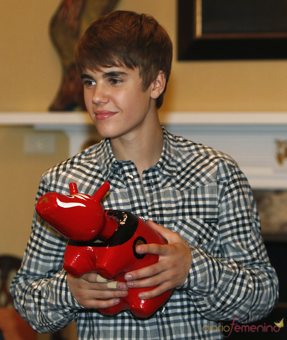 Justin Bieber con un juguete típico japonés