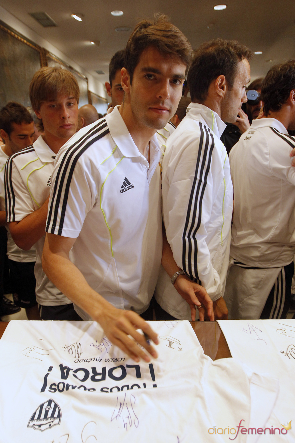 Kaká firma camisetas en Lorca