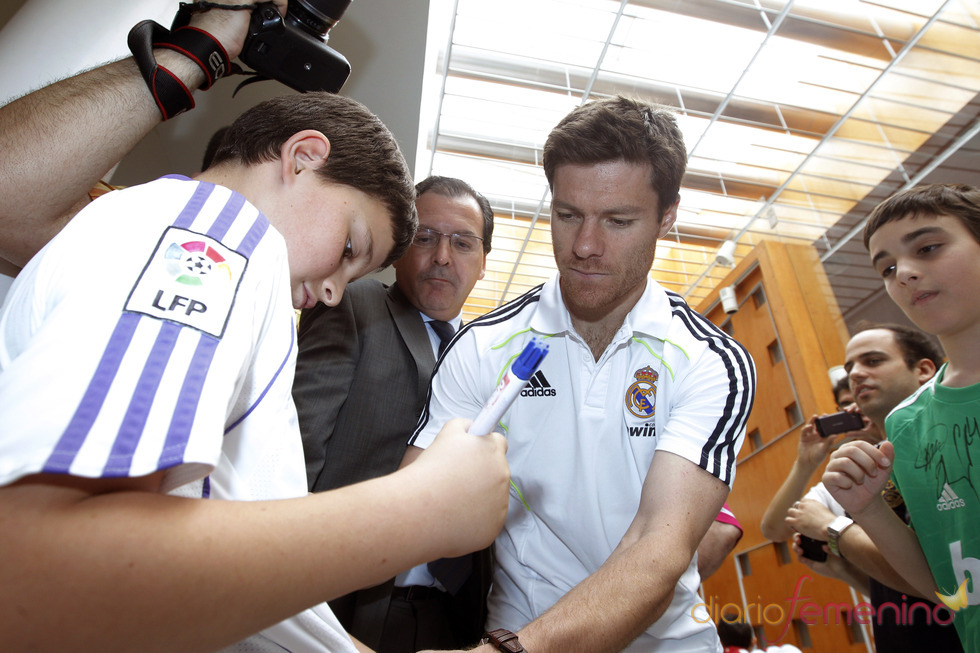 Xabi Alonso firma camisetas en Lorca