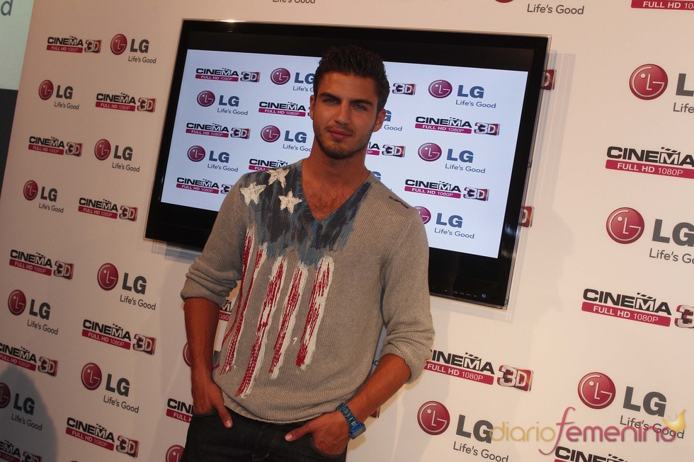 Maxi Iglesias en un acto de presentación de televisores