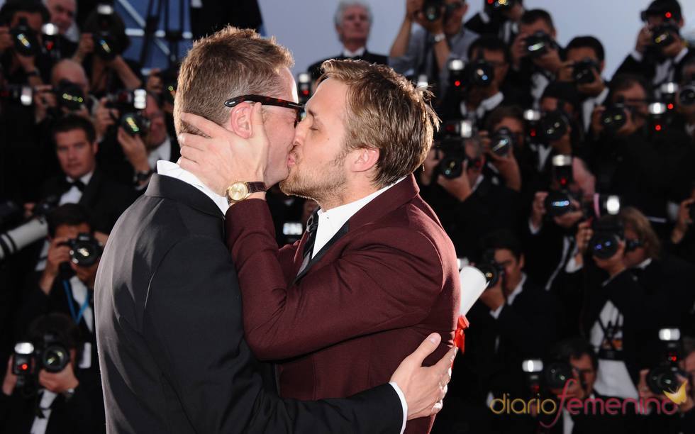 El actor Ryan Gosling besa a Nicolas Winding en la ceremonia de Clausura de Cannes 2011