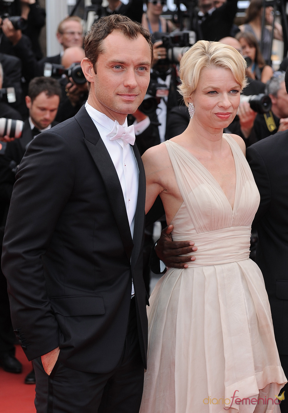 Jude Law y Linn Ullman en la ceremonia de Clausura de Cannes 2011