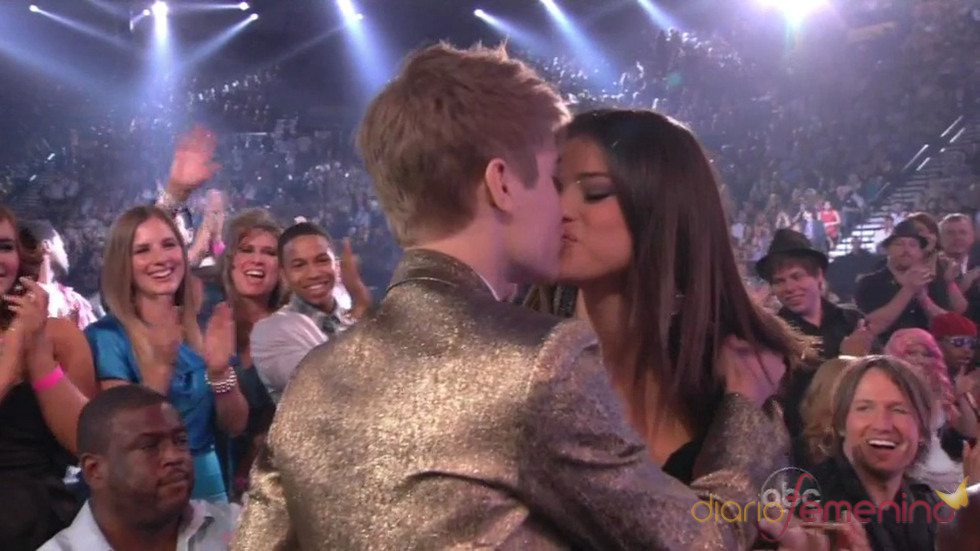 Beso de Justin Bieber y Selena Gomez en los Billboard 2011