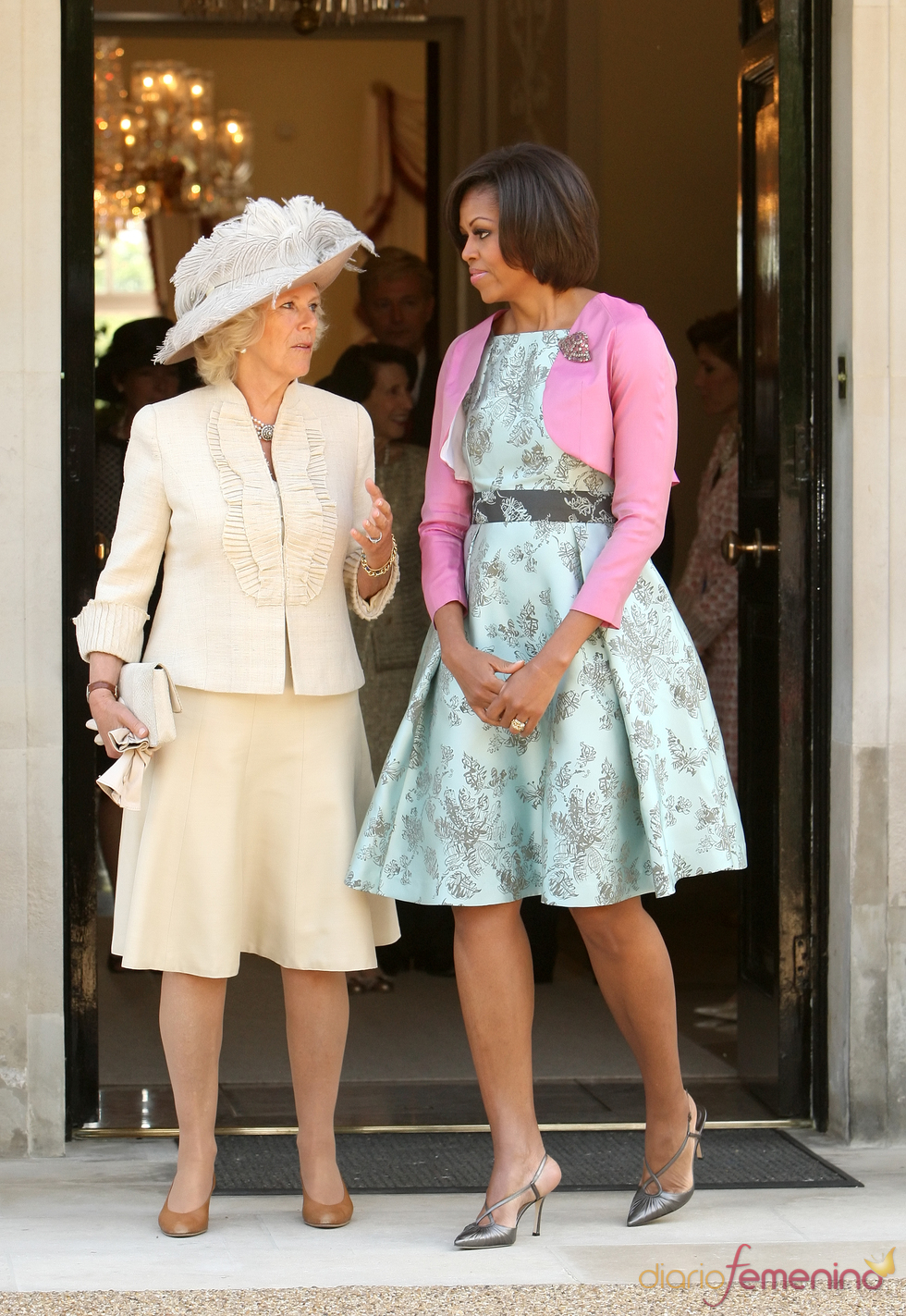 Michelle Obama charla con Camilla Parker Bowles durante su visita a Londres
