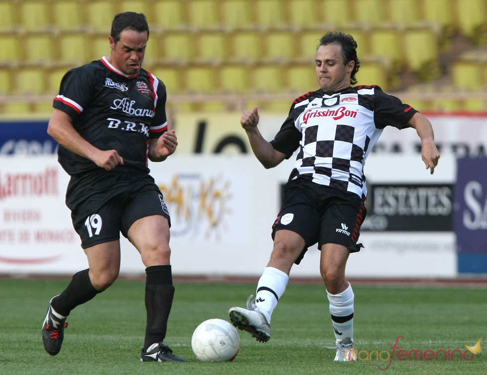 Felipe Massa juega un partido de fútbol solidario en Mónaco