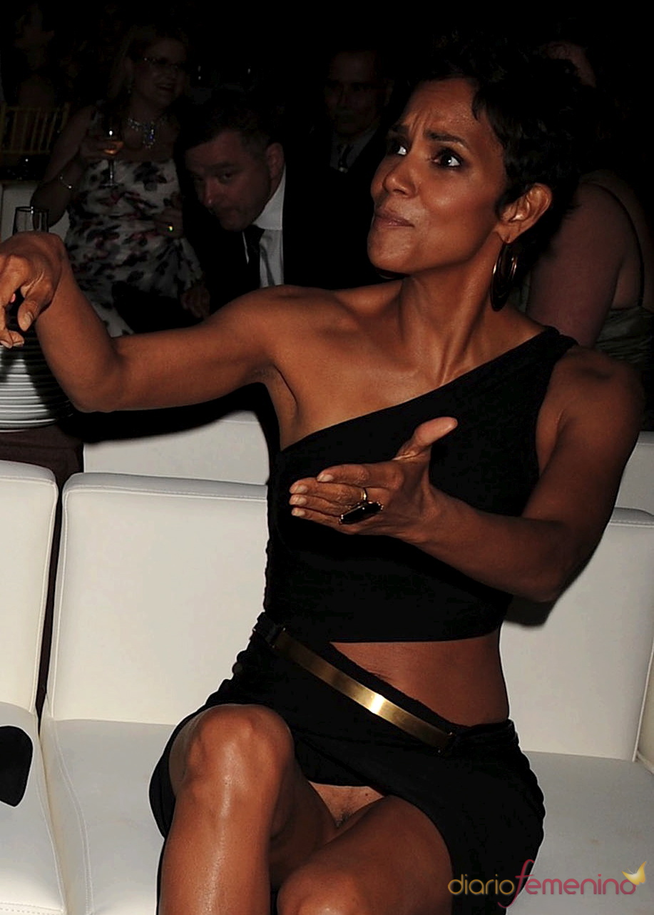 Halle Berry enseña sus partes más íntimas en los Premios Fifi 2011.