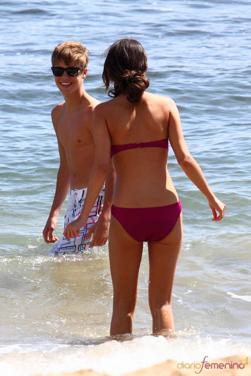 Selena Gomez y Justin Bieber juegan en las playas de Hawai