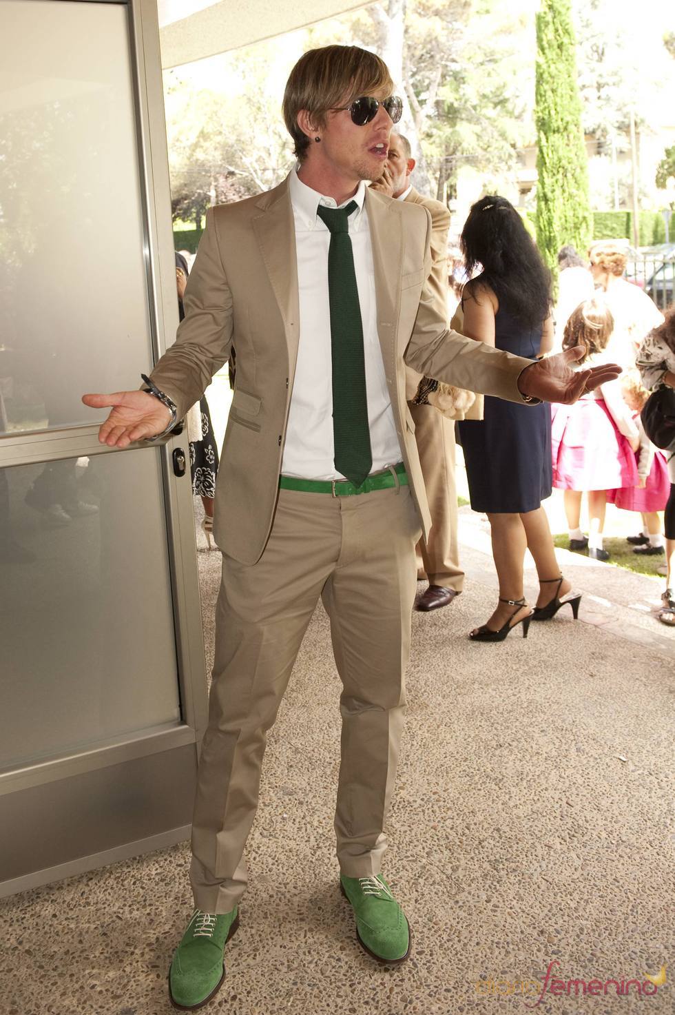 Guti llega un tanto mosqueado a la comunión de su hijo Aitor