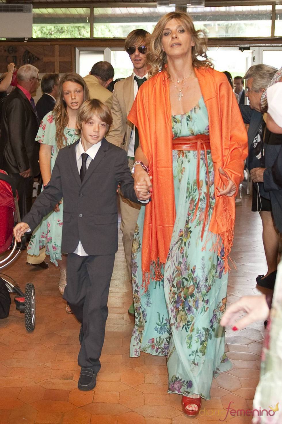 Arancha de Benito entra en la iglesia con su hijo el día de su comunión