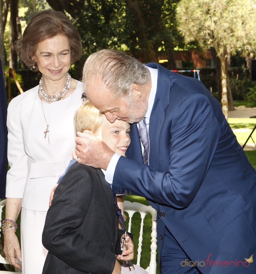 El Rey Juan Carlos besa a su nieto Miguel Urdangarín en su primera comunión