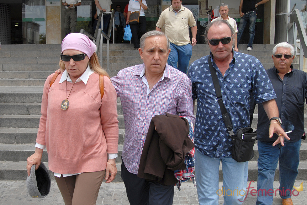Amador y Gloria Mohedano visitan a José Ortega Cano en el hospital de Sevilla