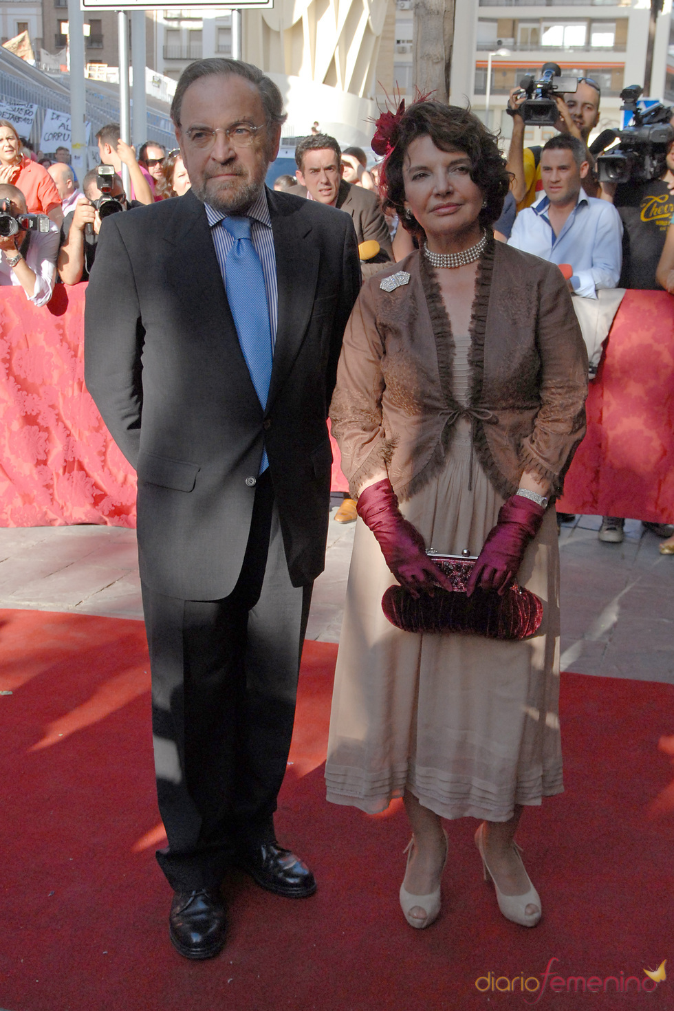 Antonio Burgos y su mujer Isabel Herce en la boda de Carmen Solís Tello