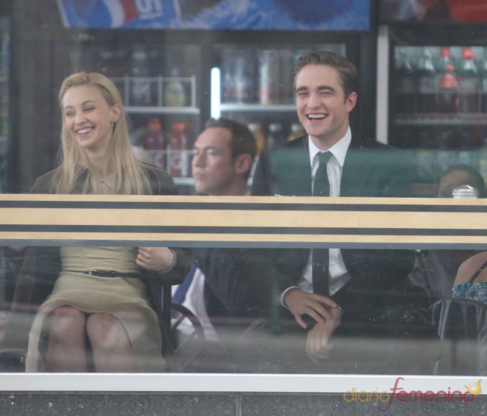 Robert Pattinson y Sarah Gadon ríen durante el rodaje de 'Cosmóplis'