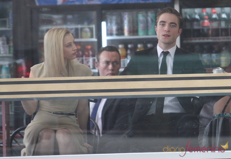 Robert Pattinson saca la lengua a la cámara durante el rodaje de 'Cosmóplis'