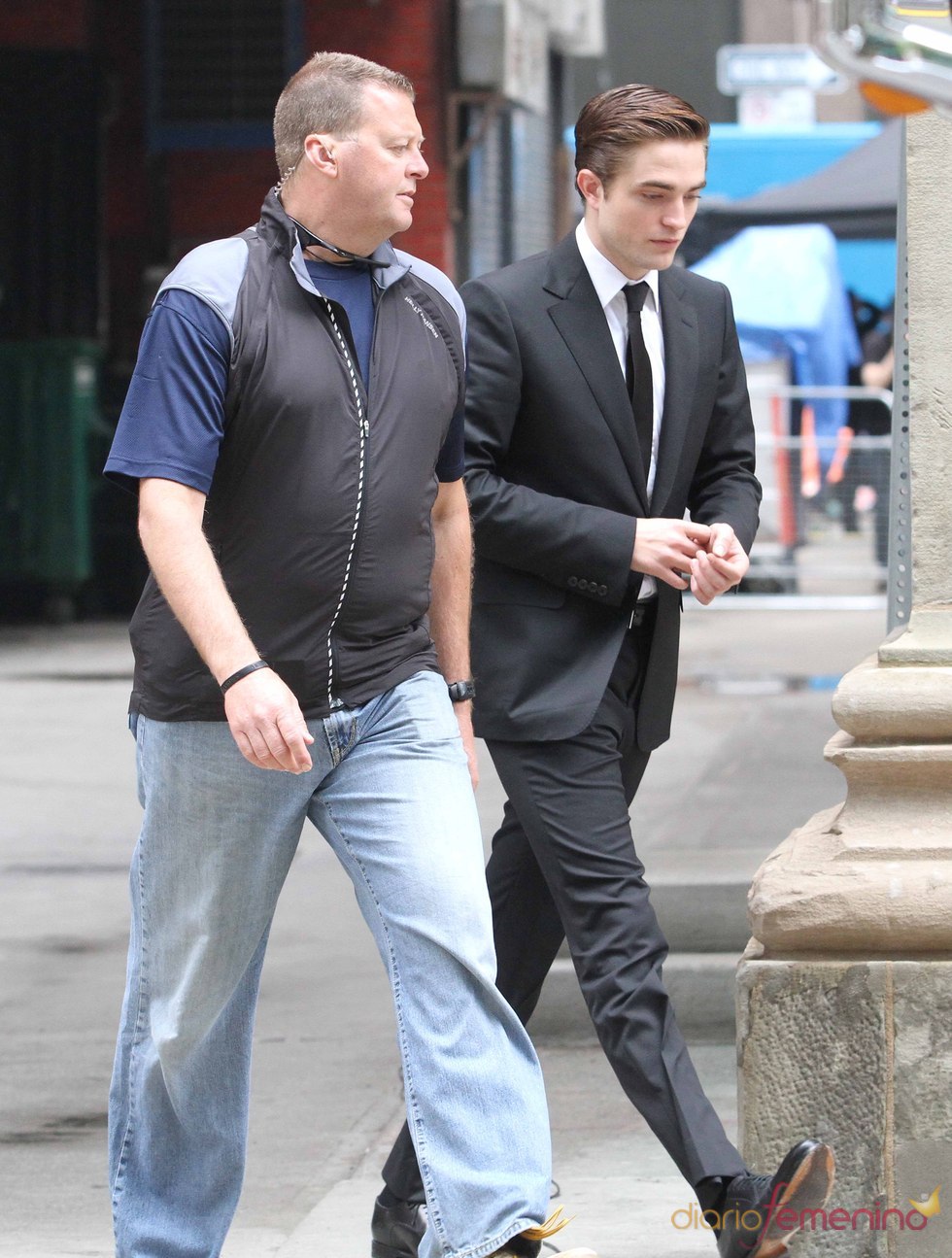 Robert Pattinson recibe instrucciones durante el rodaje de 'Cosmóplis'