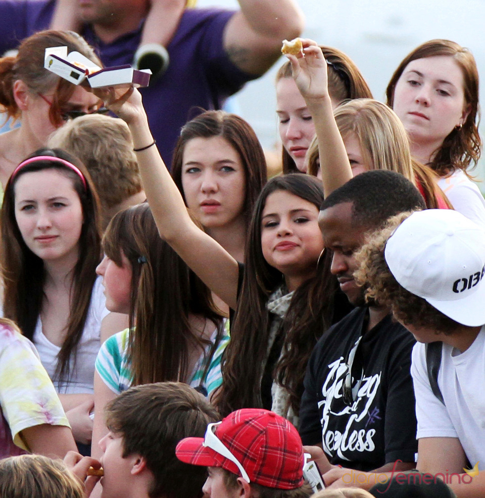 Selena Gomez anima a Justin Bieber en su partido de fútbol